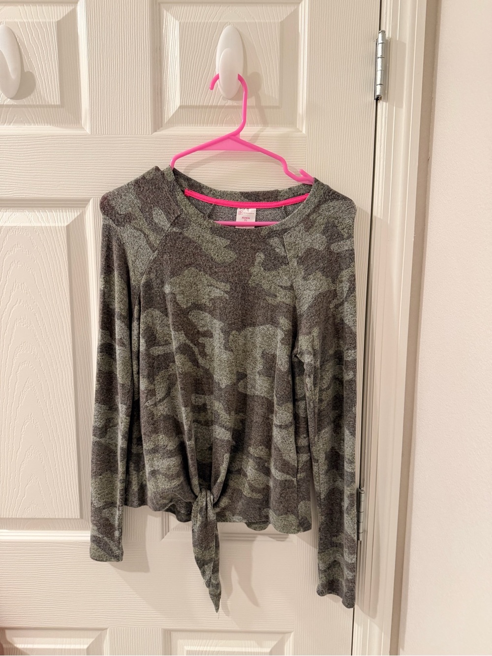 No Boundaries Women's Camo Tie-Front Long Sleeve Tee - Green/Gray